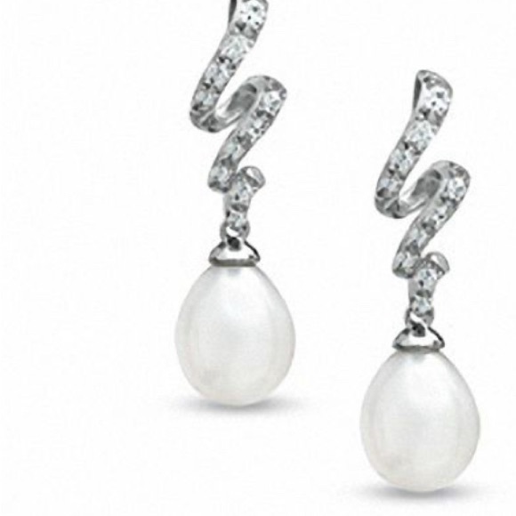 Elegant Silver Pearl Drop Earrings - Picture 3 of 3